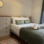 Fitzroy Avenue Apartment Accommodate Up To 5Guests