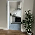 Fitzroy Avenue Apartment Accommodate Up To 5Guests