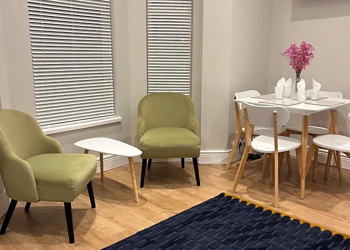 Fitzroy Avenue Apartment Accommodate Up To 5Guests