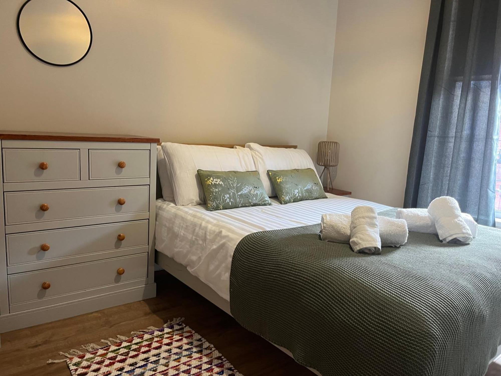 Fitzroy Avenue Accommodate Up To 5guests Apartment